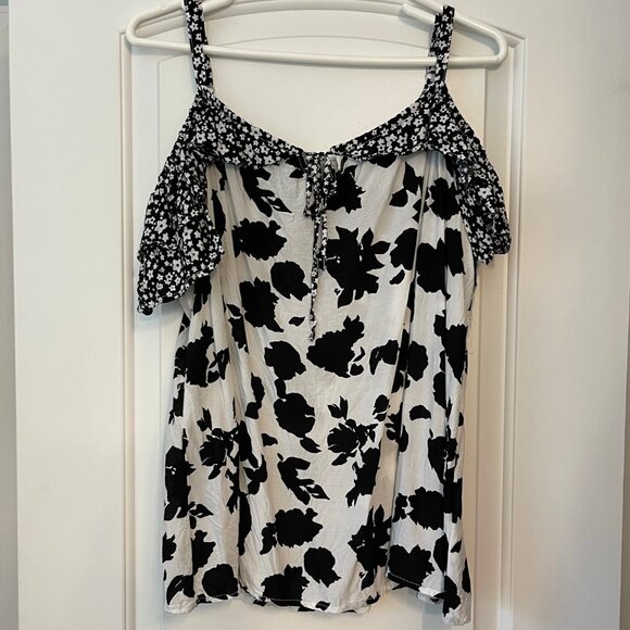 CATO Off Shoulder/Cold Shoulder Blouse with Floral Flutter Sleeves Size XL - Picture 2 of 13